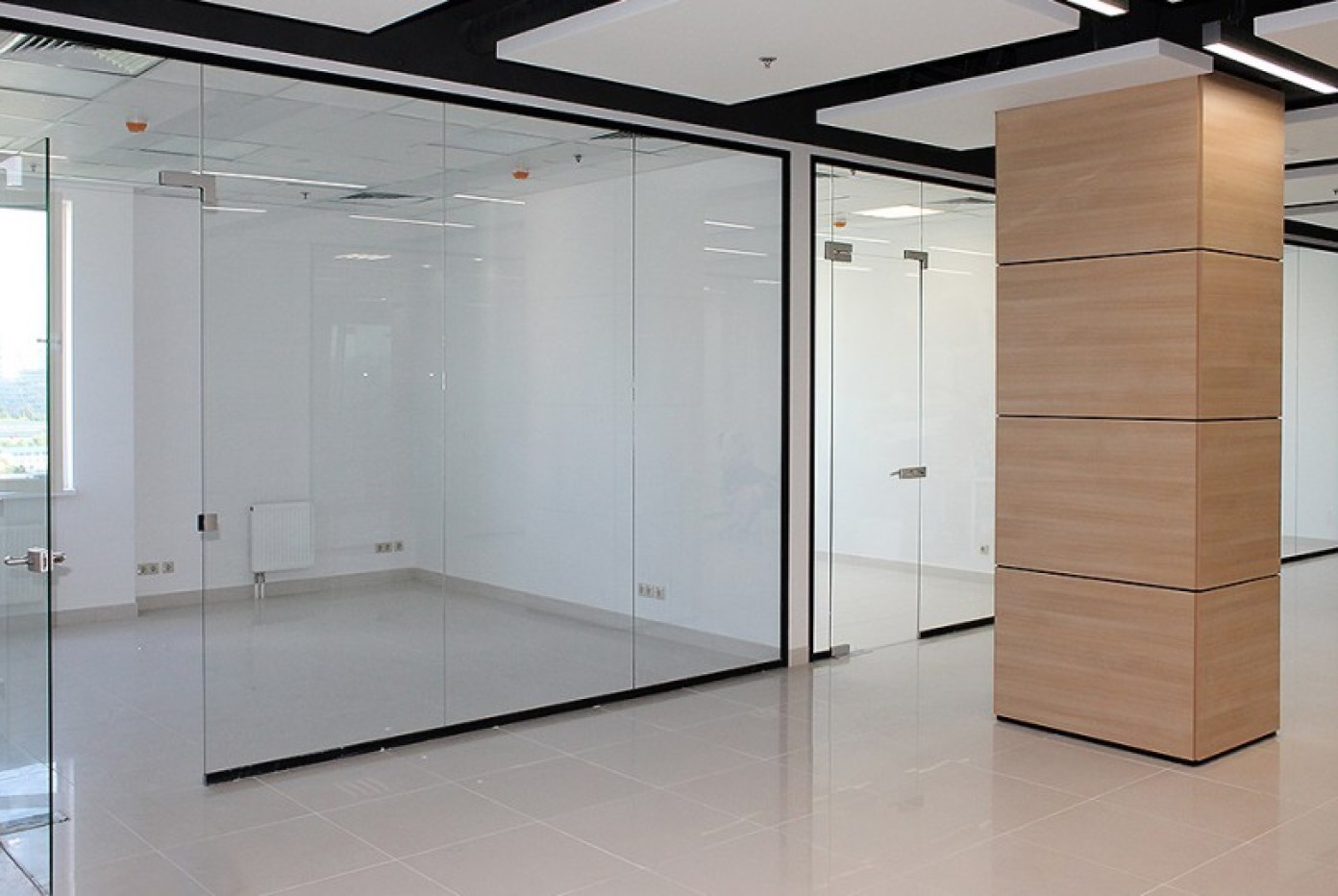 Стеклянные перегородки дешево. Цельностеклянные перегородки. Цельностеклянная перегородка с дверью. Прозрачные перегородки для офиса. Стеклянные перегородки в тц.